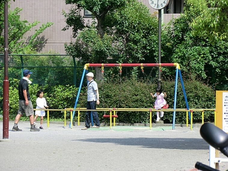 公園 お子様とのお散歩やペットとのふれあいなど、日常の中で閑静な自然のゆとりを感じていただくことができます。