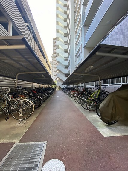 屋根のある駐輪場で大切な自転車を雨風から守れます。空き状況はお問い合わせください。