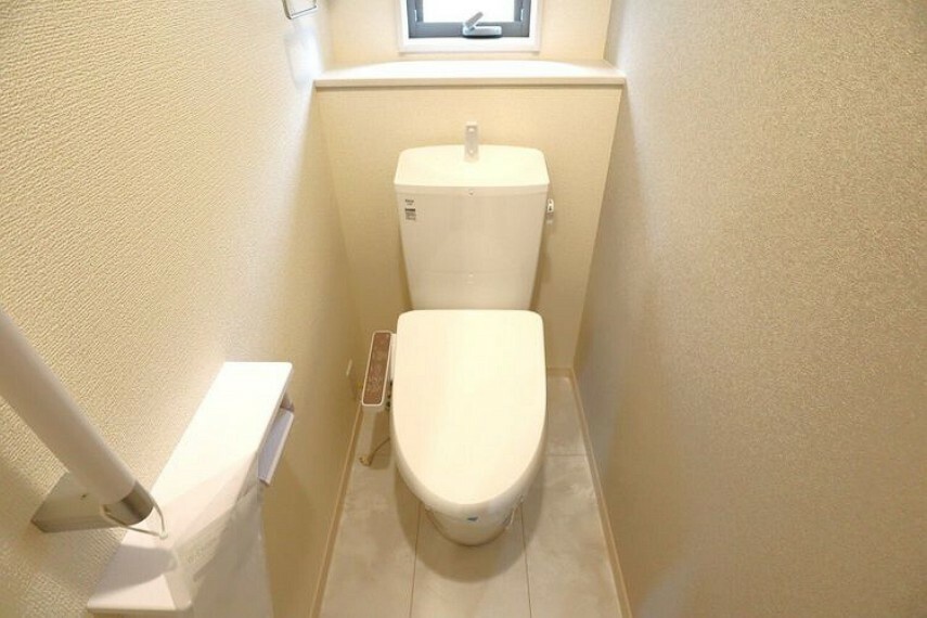 トイレ 1階2階とも温水洗浄便座 便座が暖かく、冬でも快適です