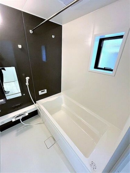 浴室 一坪サイズの浴室で足が伸ばせて快適です 浴室暖房乾燥機付で、雨の日でも洗濯物が乾かせます