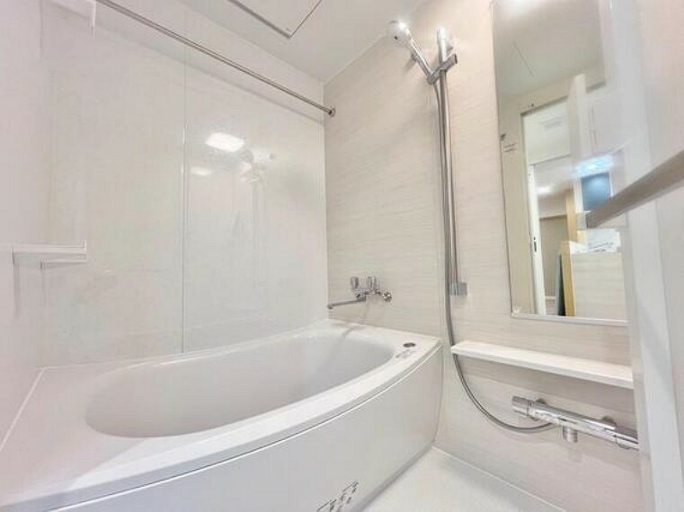 浴室 「一日の疲れを落としてくれる場所は、一番落ち着く場所でなければならない」高級感溢れるカラーと大きさ・柔らかな曲線で構成された半身浴も楽しめるバスタブが心地よさをもたらします。