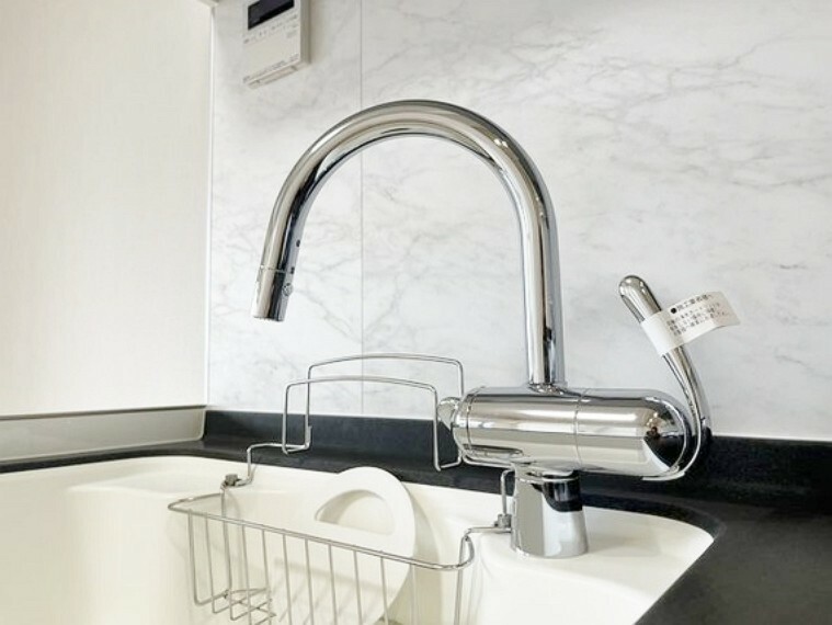 キッチン 浄水器内蔵型ハンドシャワー水栓を採用しています。ワンタッチ式で浄水機能に切り替えができます。