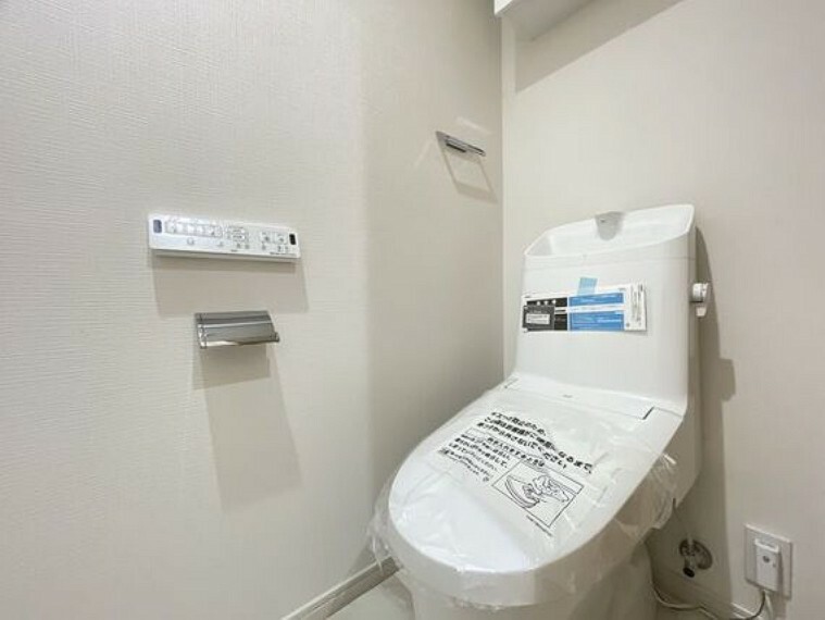 トイレ シンプルな色使いとデザインでリラックスできる快適な空間を演出。