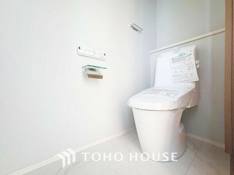 トイレ 「温水洗浄便座付きトイレ」1階と2階に完備されているトイレは、清潔感のあるホワイトで統一。いつも清潔な空間であって頂けるよう配慮された造りです。