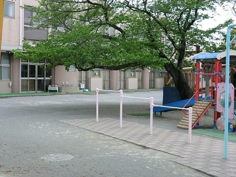 幼稚園・保育園 市ヶ尾幼稚園 園庭にはアンパンマン号など、みんなが楽しめる遊具がたくさんあります。お砂場の横にはうさぎさんと小鳥の小屋もあります