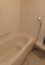 浴室 落ち着いた空間を演出するカラーとゆったりお使い頂ける広さが魅力のバスルーム。窓があり換気環境も良好です。