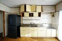 収納スペース豊富なキッチン！（2024年01月撮影）