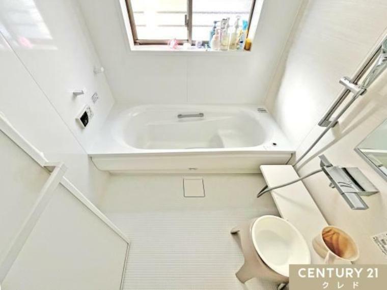 浴室には節水もできるベンチタイプの浴槽があります。<BR/>お子様とのお風呂の時も安心。ゆったりと半身浴を楽しむこともできます。大きな窓は換気も良好なので洗剤を使ったお掃除にも安心できますね。