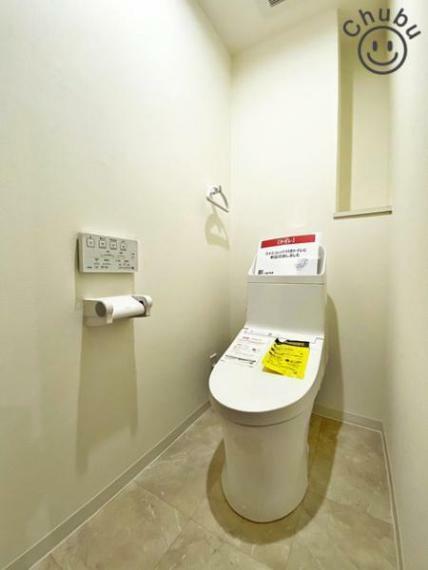 温水洗浄暖房便座付トイレ　いつも清潔にお使いいただけるよう、ウォシュレットの操作パネルは壁付けリモコンになってます。