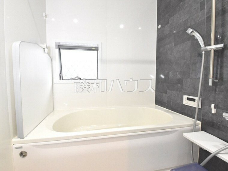 浴室 白を基調とした清潔感あふれるバスルームです　　【日野市程久保3丁目】浴室