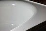 【アクアマーブル人造大理石浴槽】  表面が平滑でツヤのある美しい人造大理石は、深みのある透明感が特徴的です。はっ水・はつ油成分を表面だけでなく素材に練り込んでいるので、汚れがつきにくく、キレイが長持ち。