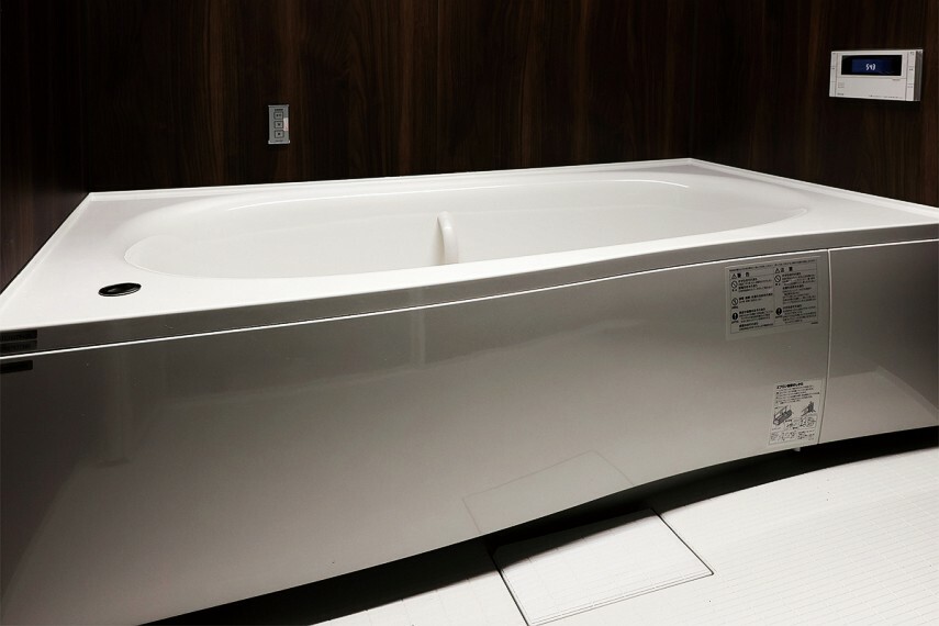 【保温浴槽】  浴槽も風呂フタも断熱材でしっかり保温。発砲ポリエスチレン断熱材で浴槽を包み、高い保温効果を発揮。冷めにくいから追い焚き回数が減らせて、年間光熱費を節約できます。
