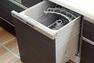 【食器洗浄乾燥機】  食事の後片付けをサポートしてくれるビルトインタイプの食器洗い乾燥機が標準装備。家事の時間短縮になるだけでなく、手洗いに比べて大幅に節水できる省エネタイプを採用しています。