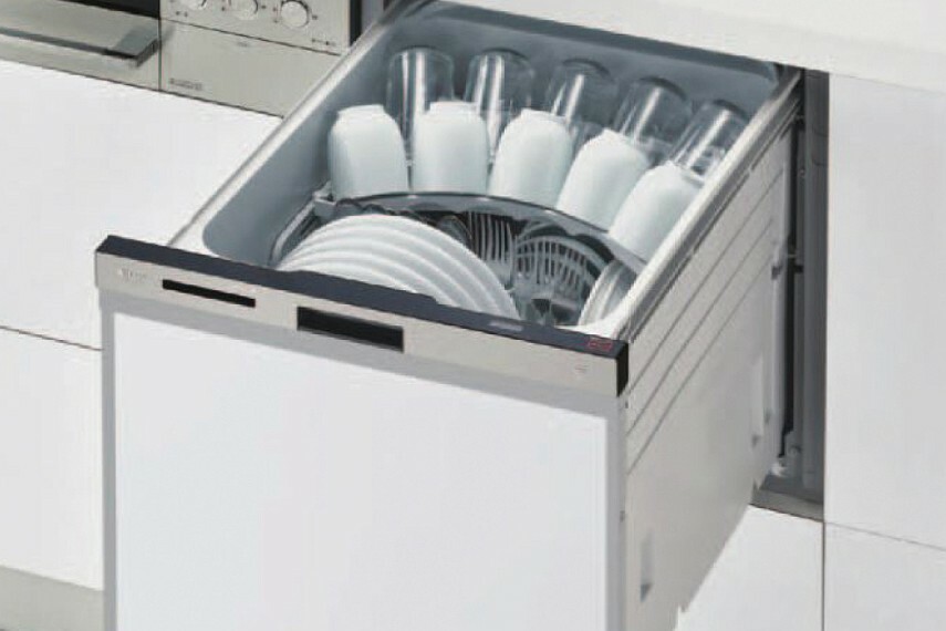【食器洗浄乾燥機】<BR/><BR/>食事の後片付けをサポートしてくれるビルトインタイプの食器洗い乾燥機が標準装備。家事の時間短縮になるだけでなく、手洗いに比べて大幅に節水できる省エネタイプを採用しています。