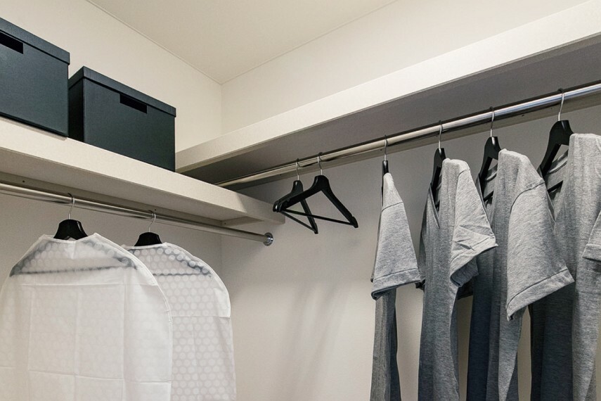 【ウォークインクロゼット】<BR/><BR/>ウォークインクロゼットは、ハンガーにかけて収納できるので洋服の管理がしやすいです。また、かばんや季節物の荷物を収納でき、お部屋をゆとりのある空間にしてくれます。