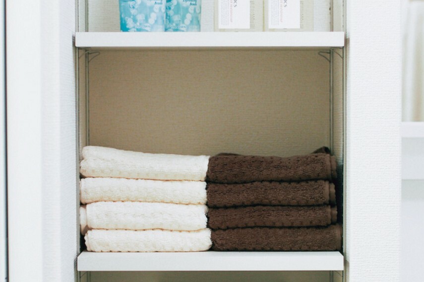【リネン棚orクリーンニッチ】<BR/><BR/>タオル類の保管や、洗剤を収納する際にも役立ちます。ごちゃつきがちな空間をスッキリと保ちます。※号棟により採用状況が異なります。