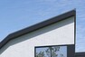 現況外観写真 【モダンな片流れ屋根】  シャープなシルエットがモダンな印象を与える片流れの屋根デザイン。陽光を街の中に採り込みながら、美しいスカイラインを描きます。