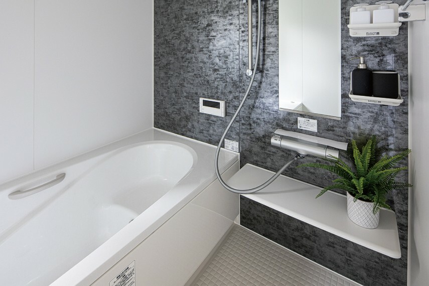 【バスルーム/リクシルAX】<BR/><BR/>なめらかな光沢が美しい人造大理石浴槽は、ダブル保温構造で地球にも家計にも優しいエコアイテム。いつでもきれいなバスルームが続く、お手入れの簡単さも魅力です。