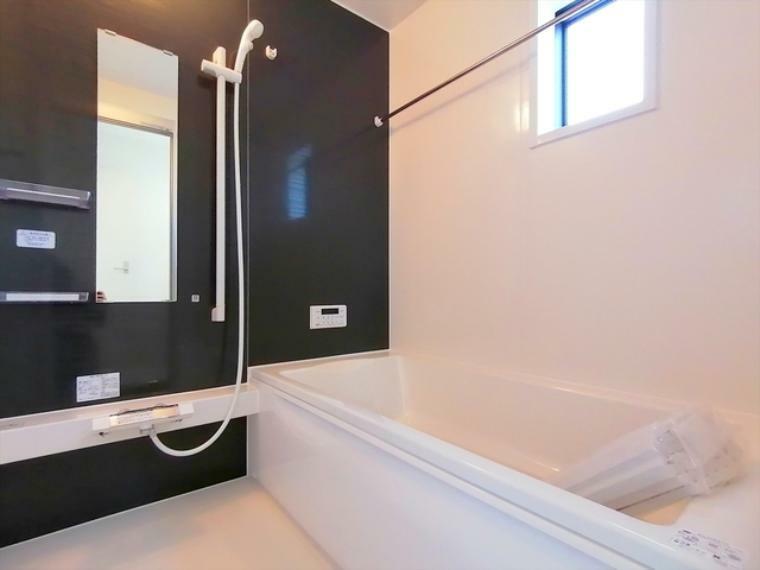浴室 1坪サイズの浴室は浴槽もゆったりとした広さがあり半身浴もご利用できます。また、換気と風通しには嬉しい窓も設置しております。■立川市栄町2　新築一戸建て■