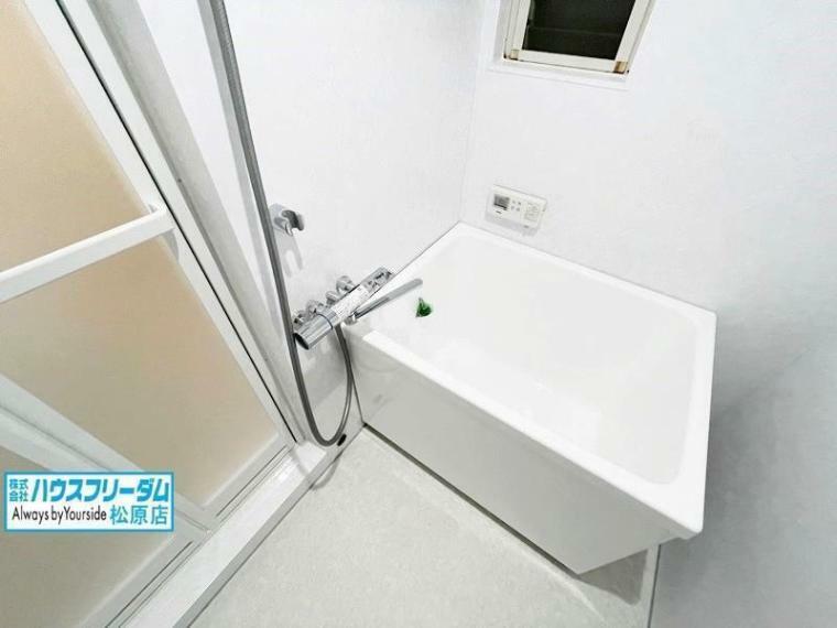 浴室 風呂 小窓から換気もできる浴室です！