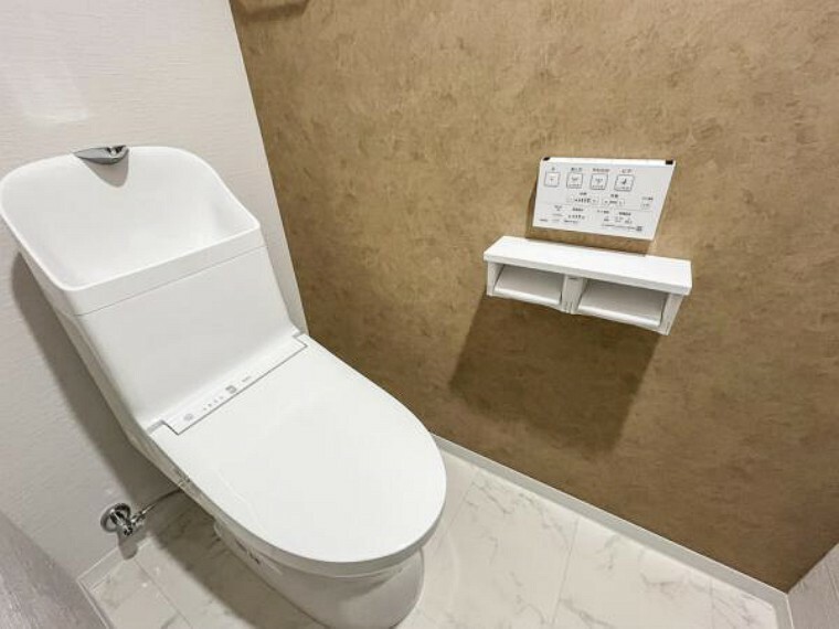 トイレ アクセントクロスが空間をオシャレに仕上げてくれていますね。