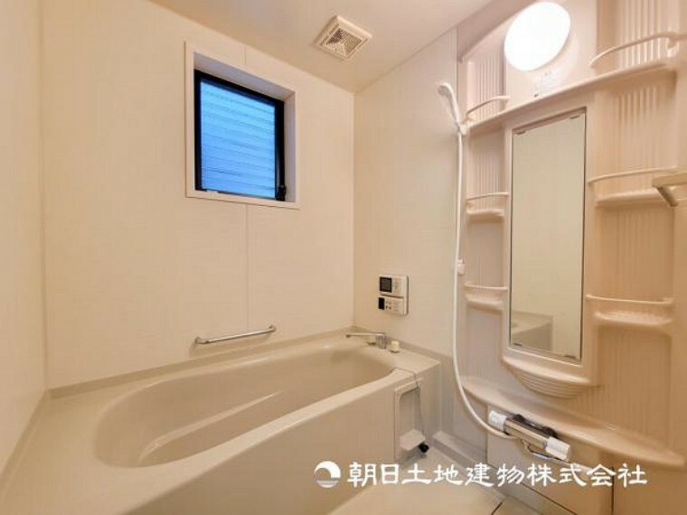 浴室 【浴室】窓のあるバスルームは明るく気持ちの良い空間です!!　換気環境も良好。掃除もスムーズに出来ます