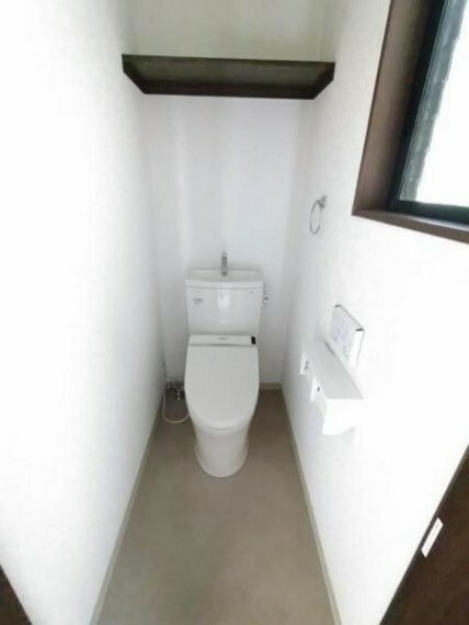 トイレ 棚上収納もある機能的なトイレ！