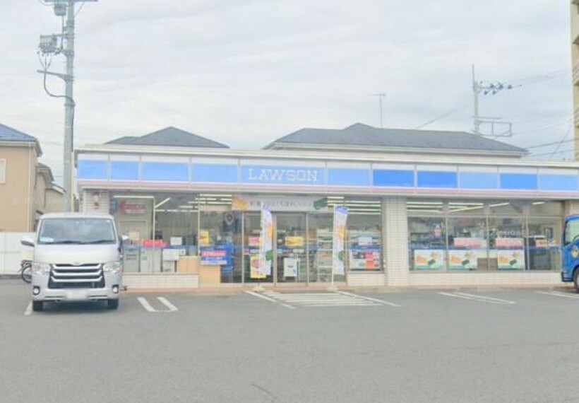 コンビニ 【ローソン　相模原磯部店】　県道沿いにあるので目立つ店舗になります。駐車場も広く車も停めやすいです。
