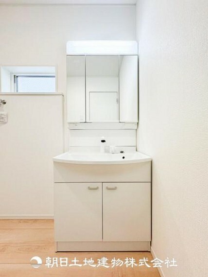 洗面化粧台 【洗面化粧台】落ち着いた清潔感のある空間は、身だしなみチェックや肌のお手入れに最適です。収納も十分でゆとりを持たせます。