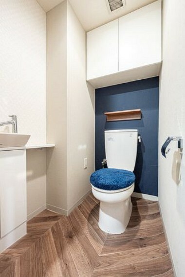 トイレ 吊戸棚収納、手洗い場完備