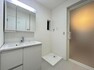 洗面化粧台 お家の中でも特にプライベートスペースとなる洗面所は、洗濯場所と浴室を同じ空間でまとめております。ここにも小窓を設置しておりますので、熱気などが籠りやすい空間でちょっとした空気の入れ替えを。