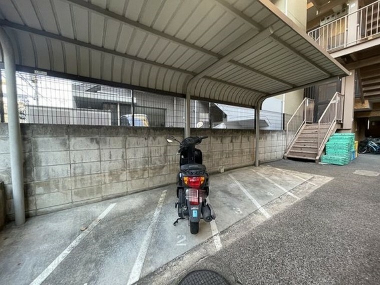 駐車場 敷地内バイク置き場。