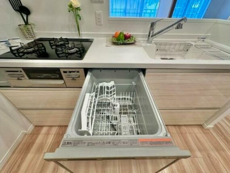 キッチン ビルトイン食洗機は作業台が広く使え、見た目もスッキリ。節水や節電も充実して家事の手助けをしてくれます。