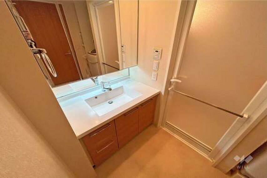脱衣場 【洗面室】3面鏡・引き出しなど収納力がございます。水栓横にも収納がございますので生活感を隠すことができます。