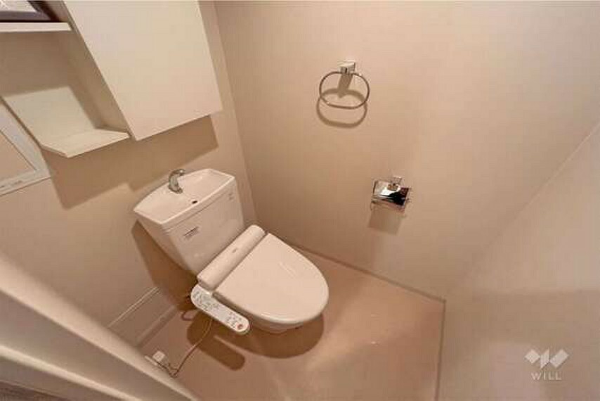 トイレ 【トイレ】ウォシュレット付き。上部には吊戸棚もございますので消耗品のストックを隠して収納することができます。