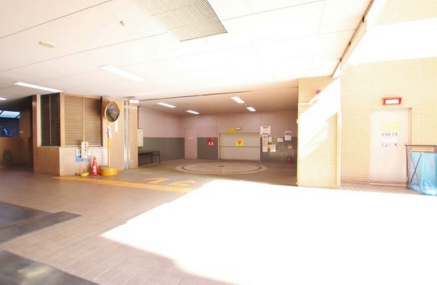 敷地内駐車場 愛車が雨に濡れる心配のない駐車スペースございます。空き状況についてはお問合せください。