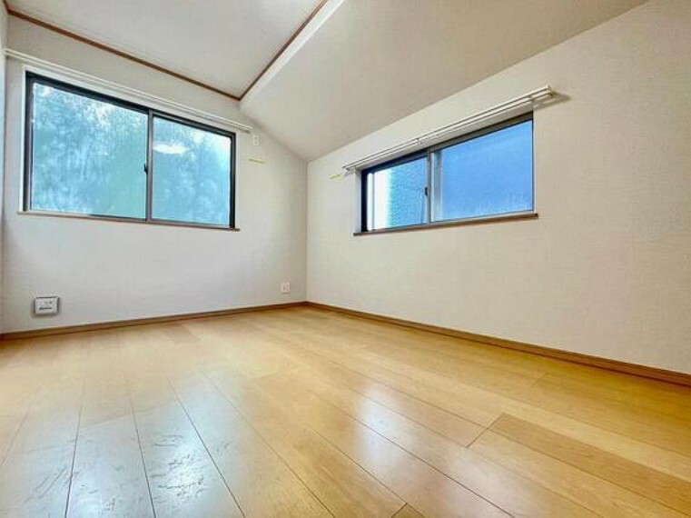 腰高窓のため家具を配置しやすく、お部屋作りの幅が広がりそうです。