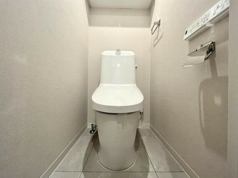 トイレ 温水洗浄便座が備わっており、毎日快適にご使用いただけます。掃除用具の収納に便利な吊り戸棚付きです。