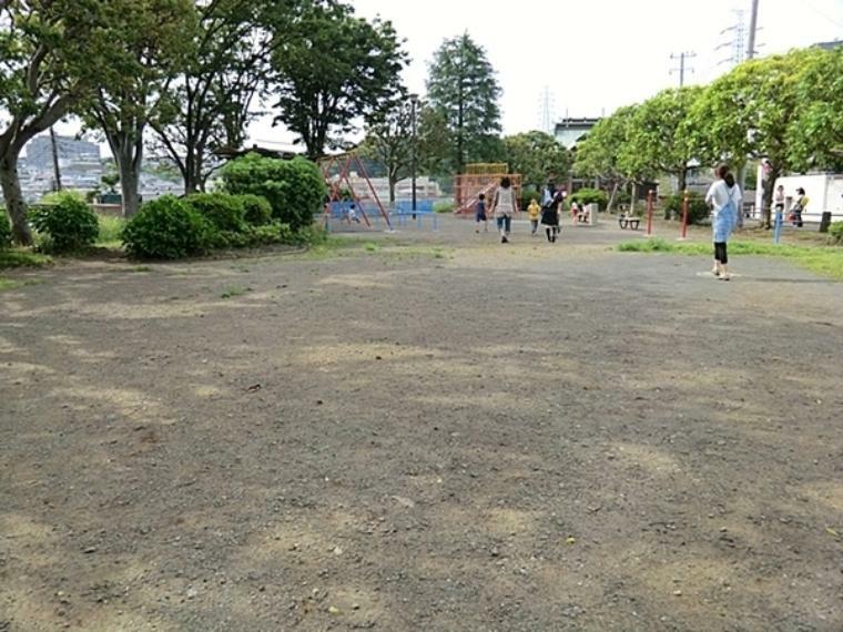 公園 戸塚南第一公園 鉄棒やブランコがある、住宅街の中にある公園