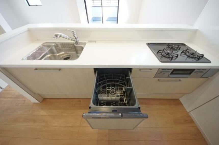 キッチン 《システムキッチン》■人造大理石は、油や水などの汚れに強いのが特徴です。そのため、キッチンで発生する汚れをサッと拭き取るだけで、きれいな状態を保つことができます。また、水垢も目立ちにくいです。