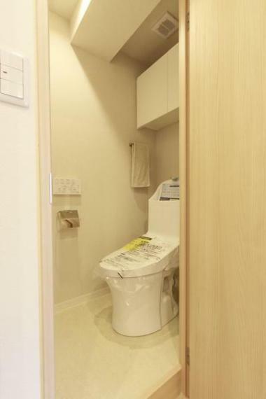 TOTOの温水洗浄機能付トイレ　上部に備え付けのもの入れもあり便利にお使いいただけます