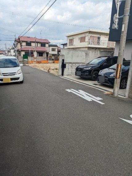 現況写真 前面道路含む土地写真です