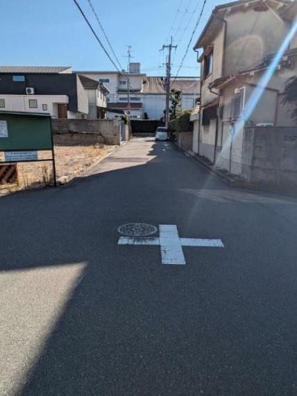 現況写真 前面道路含む土地写真です