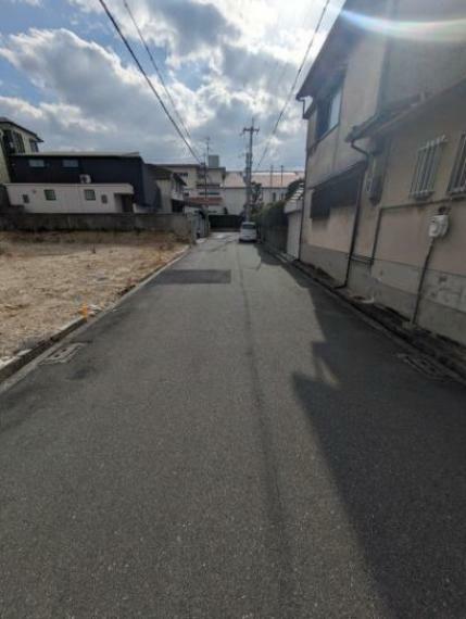 現況写真 前面道路含む土地写真です