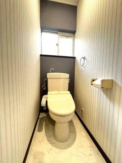 トイレ 白を基調とした清潔感溢れるトイレです 天井と壁のクロスも張り替えましたので清潔な空間になっております