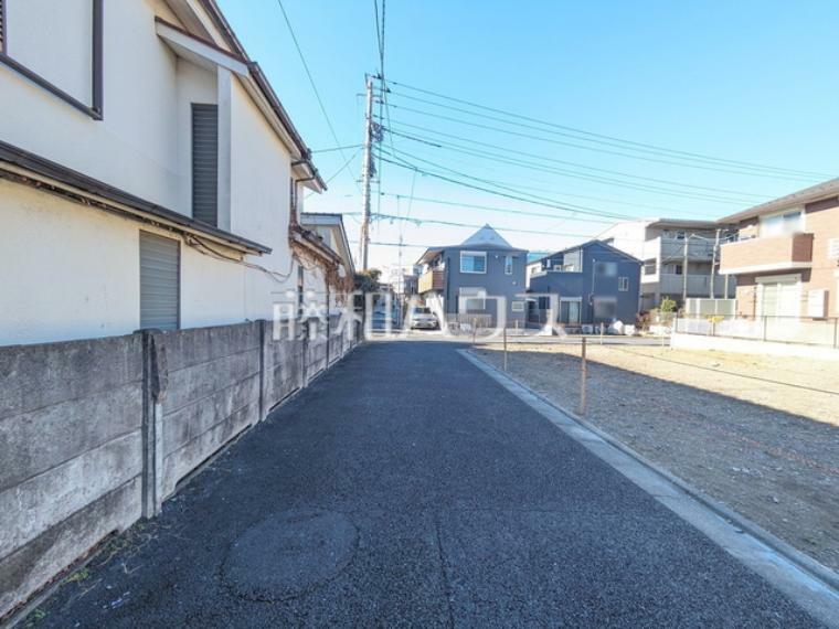 現況写真 接道状況および現場風景　【杉並区井草1丁目】下井草駅周辺は買い物至便な商店街がございます。そこから程よい距離感の閑静な住宅街です。