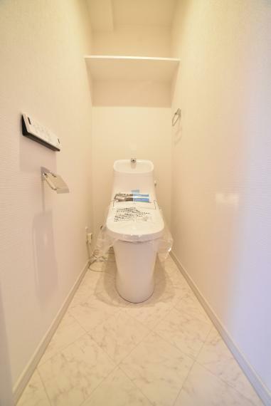 トイレ 上部に収納スペースがあり、トイレットペーパーなど収納できます！暖房便座・ウォシュレット機能付で快適！
