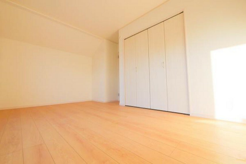 洋室 ■2階の洋室7.87帖、全室収納付きでお部屋がスッキリ片付きます