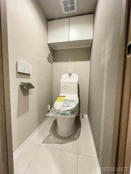 トイレ 快適な温水洗浄機能付。トイレ周りで利用する小物の収納に嬉しい収納棚付