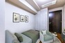 洋室（約6.4帖）天井高は約2450mm。ゆとりが感じられる住空間です。画像はCGにより床・壁を加工し、家具等を削除・配置したイメージです。家具等は価格に含まれません。